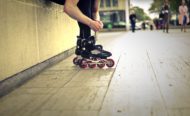 Personne chaussant des roller
